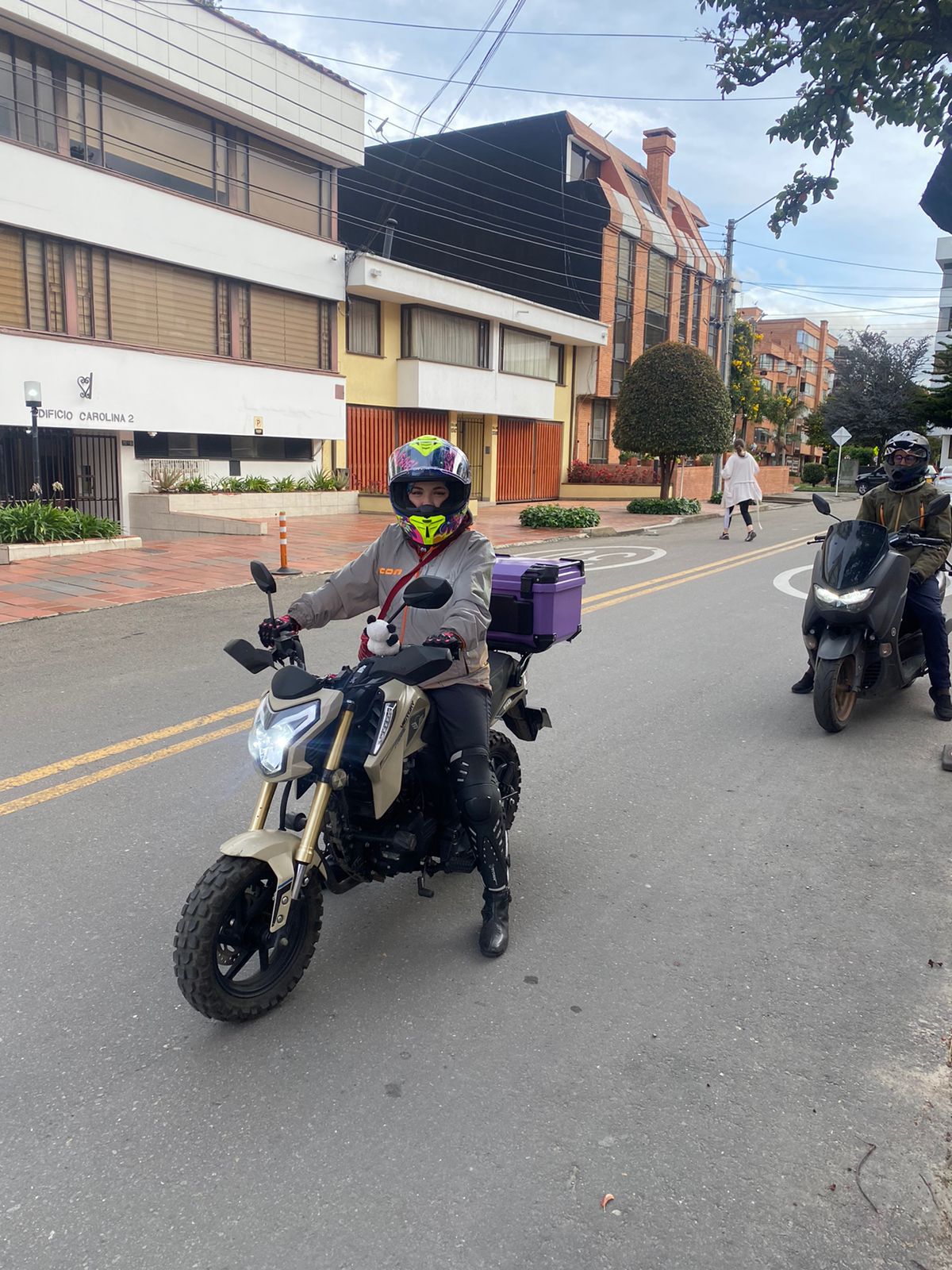 Joven conduciendo su nueva moto por la ciudad tras obtener su primer préstamo con Coefra, símbolo de independencia y progreso financiero.
